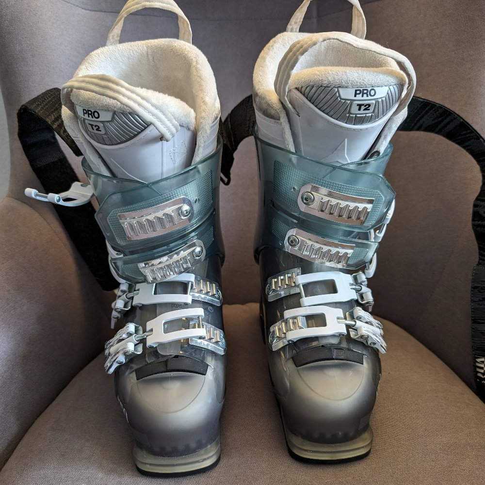 Atomic Tracker 110 Ski Boots - Women's 2014 22.5, Smoke/Tran